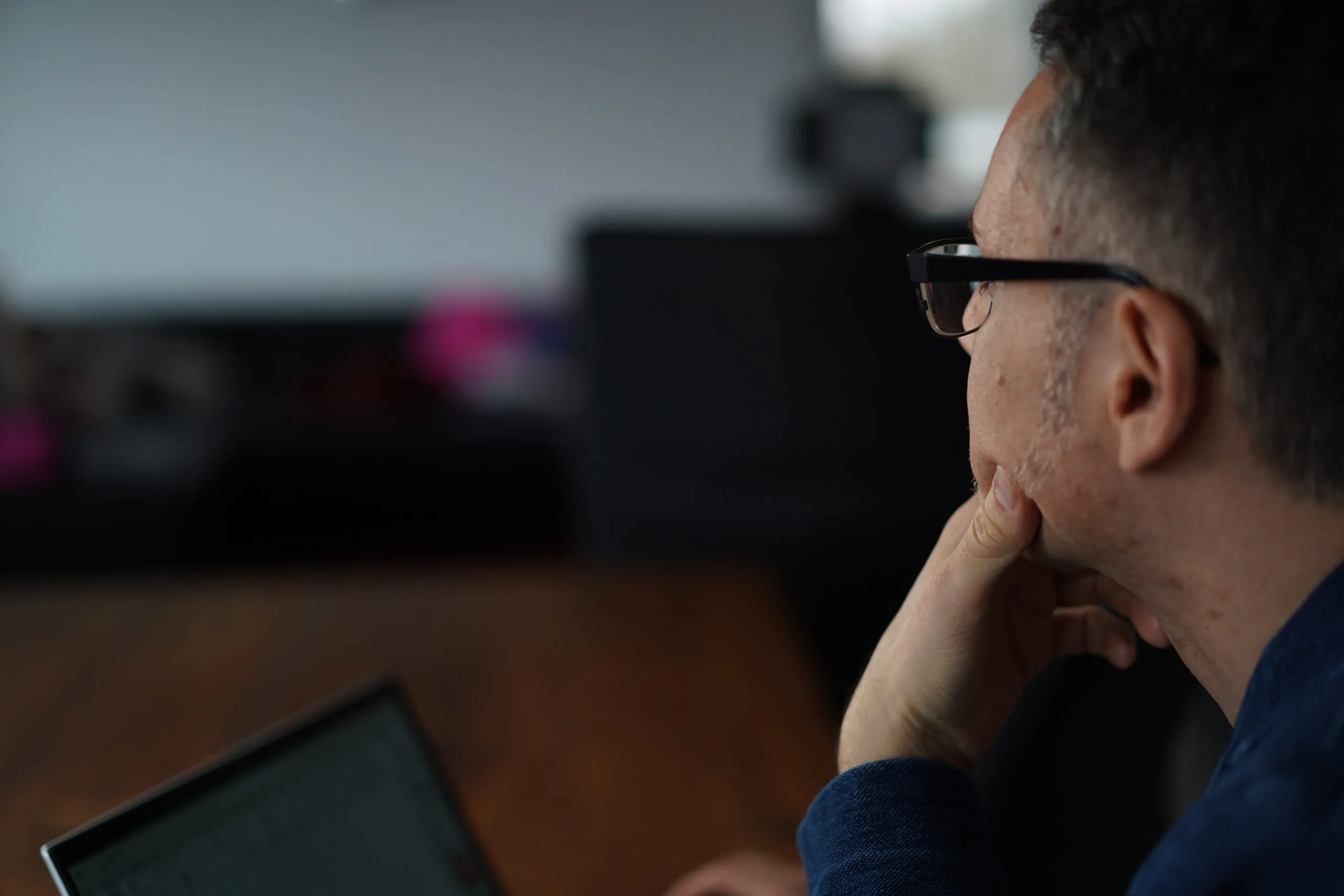 Patrick Schmid am Besprechungstisch